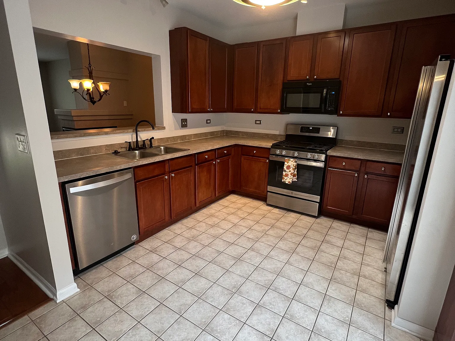 2 bed, 2.5 bath, 1928 sqft, $2,500 — Photo 3