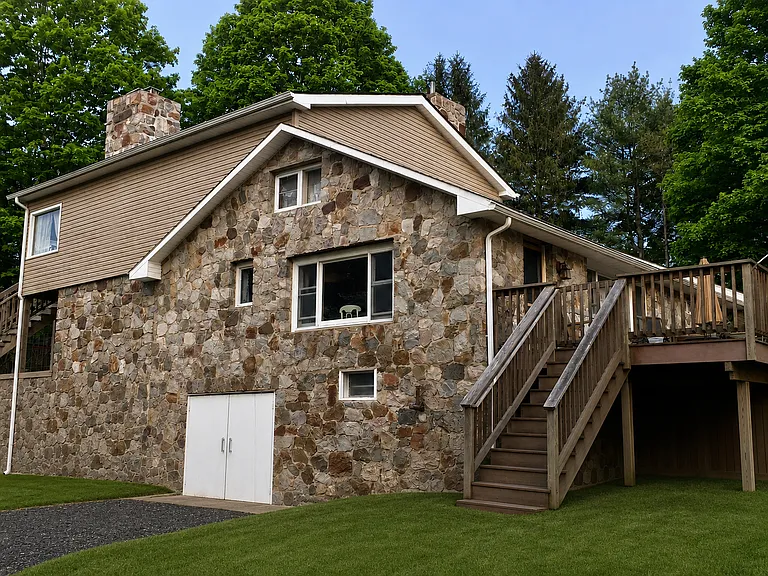 22 Mohican Rd — Photo 3