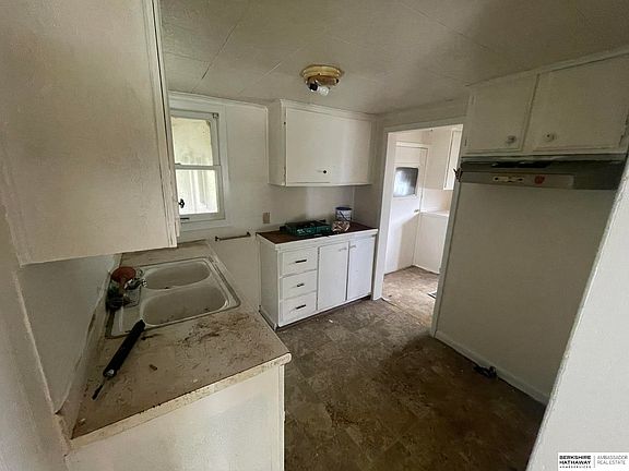 3rd image of 4048 Curtis Ave