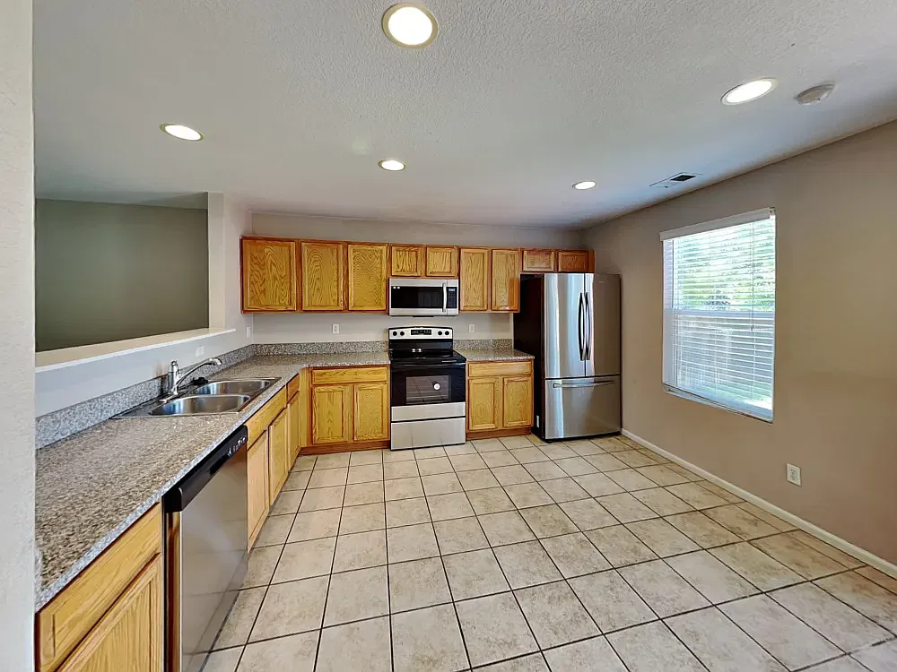 4 bed, 1470 sqft, $1,300 — Photo 2
