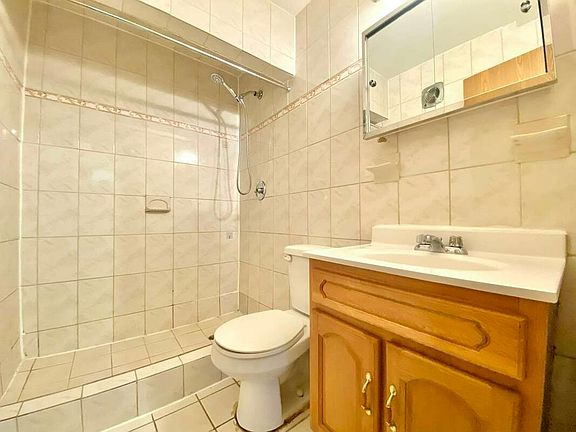 4th image of 21-04 Hoyt Ave S #1