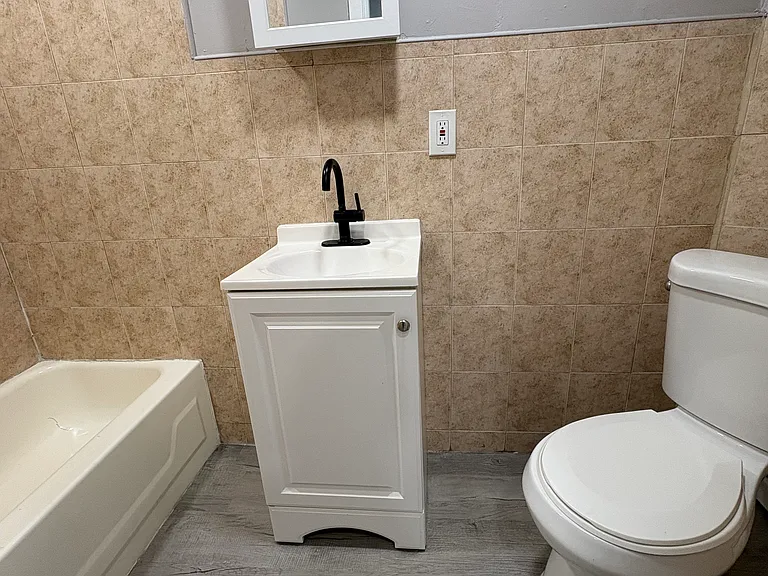 125-127 Redwood Ave #22 — Photo 8