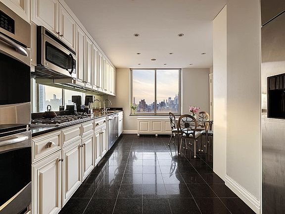4th image of 360 E 88th St #Penthouse 40a