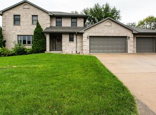 2438 Spruce Wood Dr, Dubuque, IA 52002