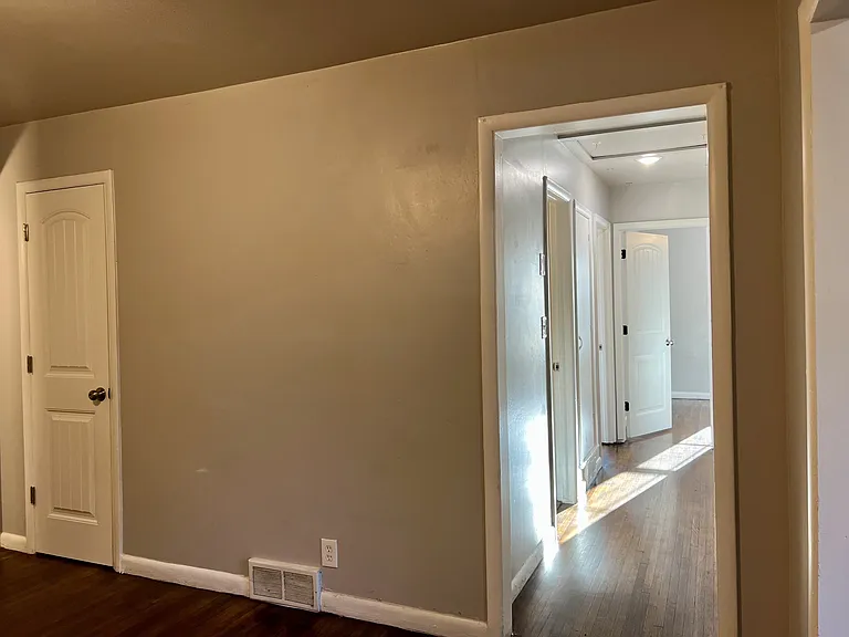 107 N Gillette Ave — Photo 8