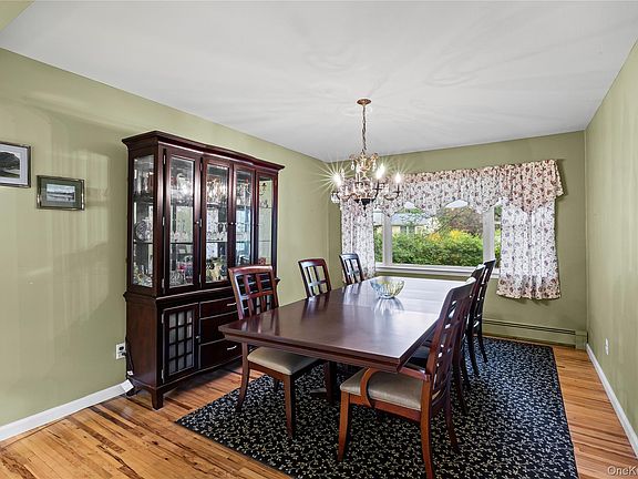 5th image of 37 Dogwood Hollow Lane