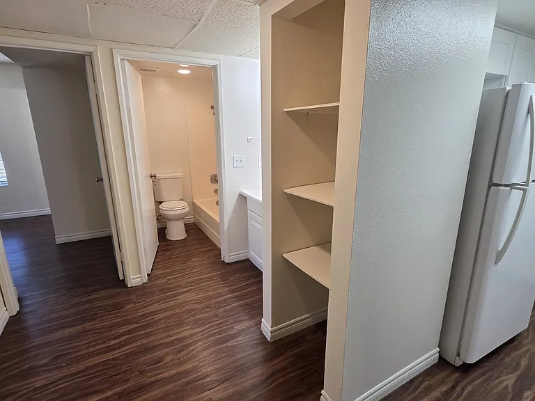 344 W Chevy Chase Dr #7 — Photo 15