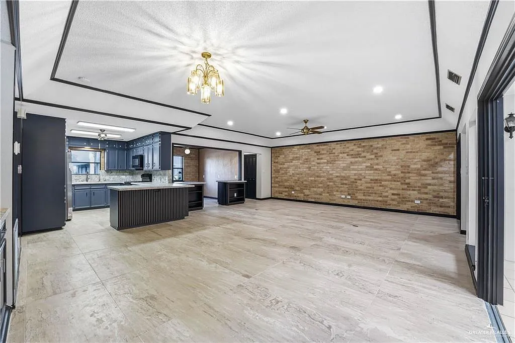 3 bed, 3.0 bath, 2570 sqft, $2,300 — Photo 3