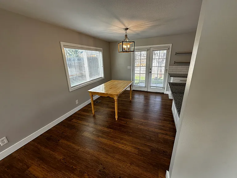 869 E Carter St — Photo 3