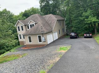 1145 Yorkshire Ln, Bushkill, PA 18324