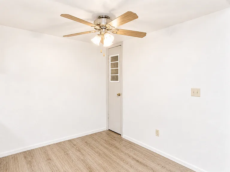 Riverbend Apartments — Photo 37