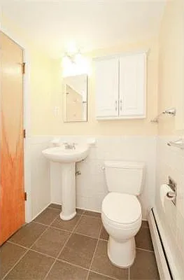 3 bed, 1.0 bath, 1150 sqft, $4,400 — Photo 2