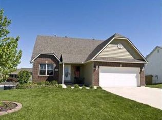 611 Hidden Valley Dr, Tonganoxie, KS 66086
