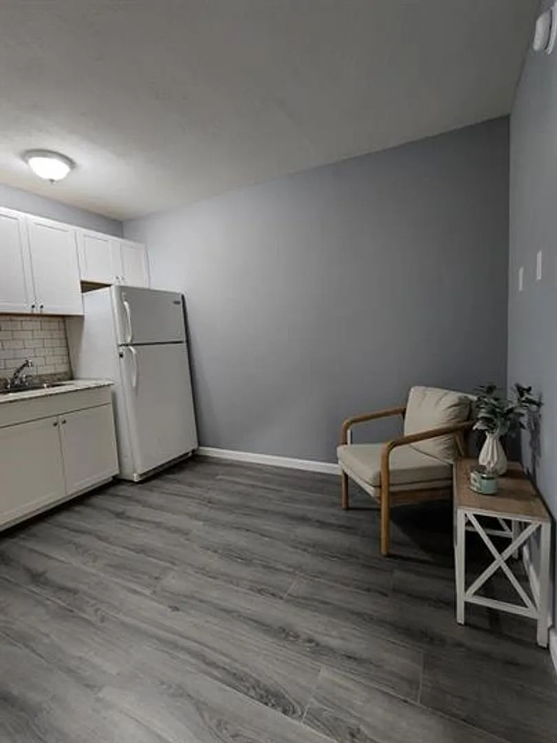 All utilities included with rent - 1 bed 1 bath apartment — Photo 2