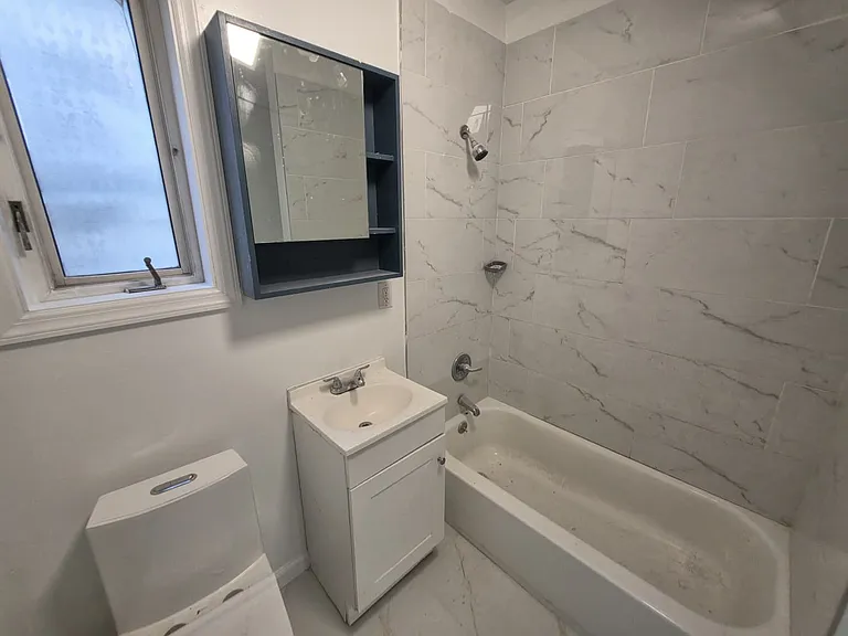 28 E 47th St #3E — Photo 8