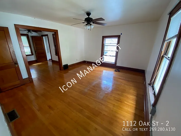 1112 Oak St #2 — Photo 2