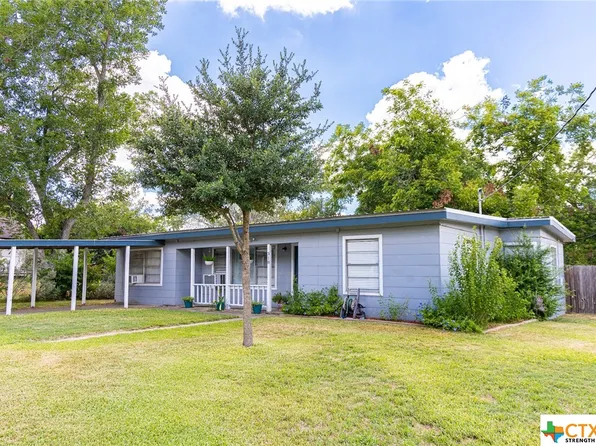 318 W 12th St, Shiner, TX 77984