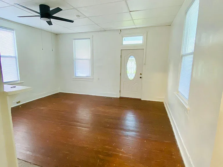 Living room: Ceiling fan, good natural light