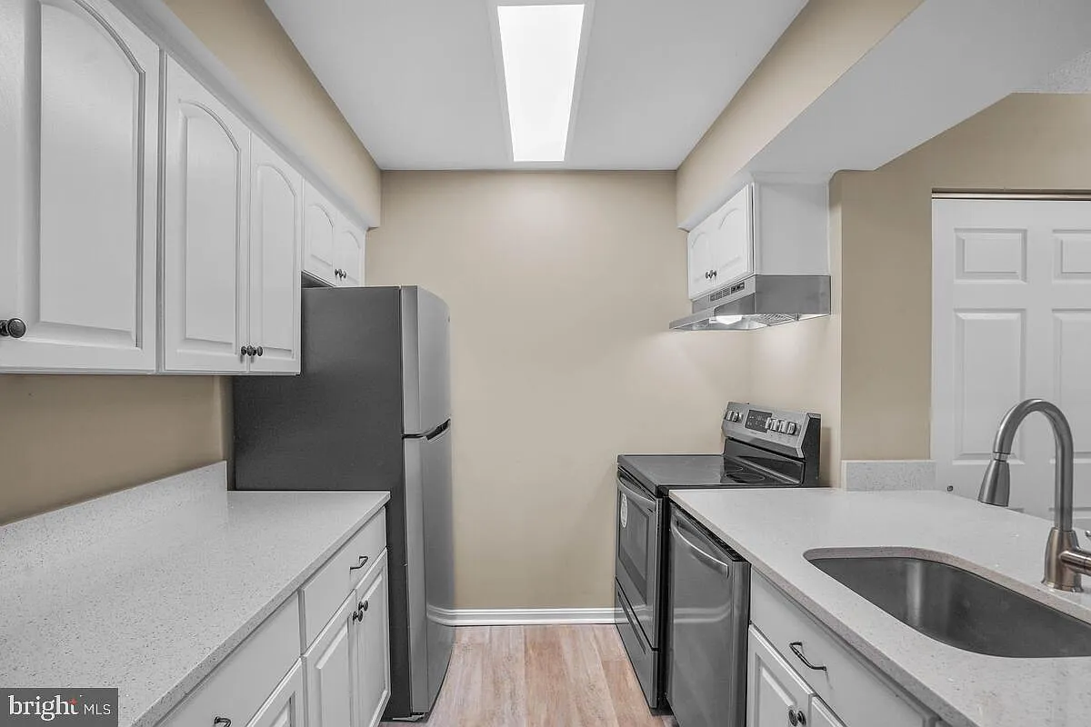 2 bed, 1.5 bath, 781 sqft, $2,400 — Photo 4