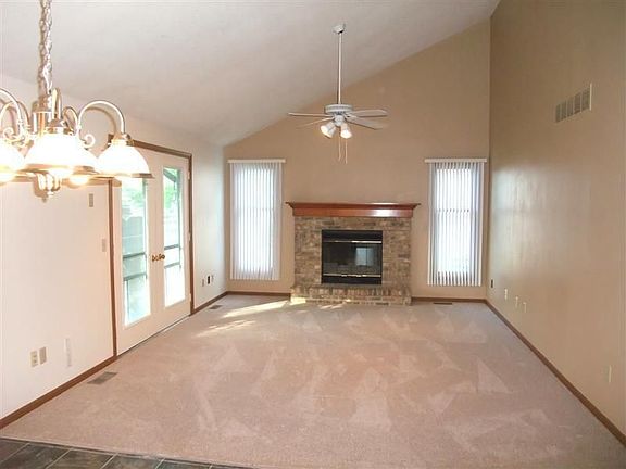 5th image of 475 Bridgeview Dr