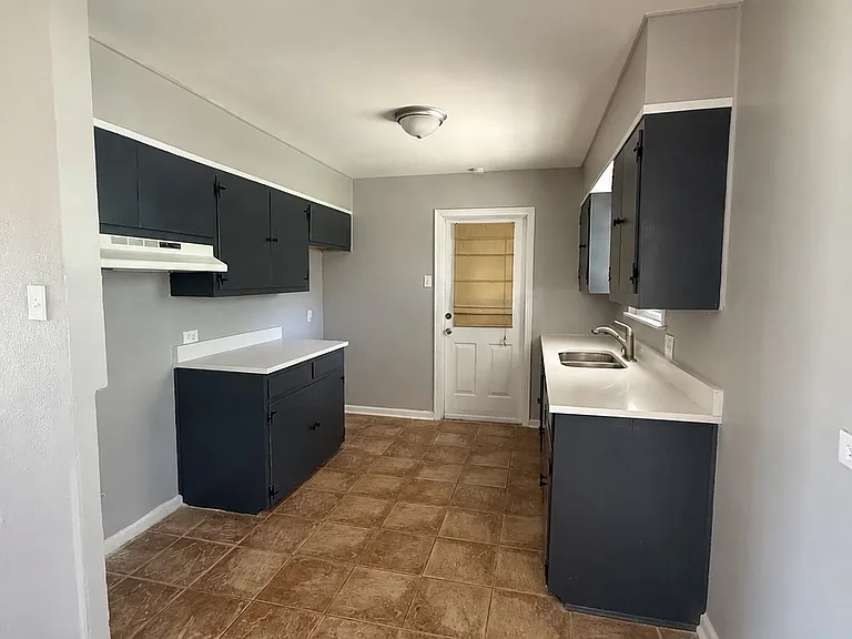 Kitchen, comes with gas stove.