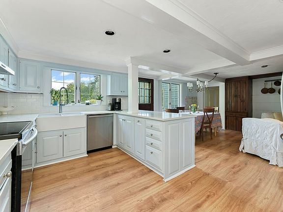 3rd image of 10 Reiling Pond Rd