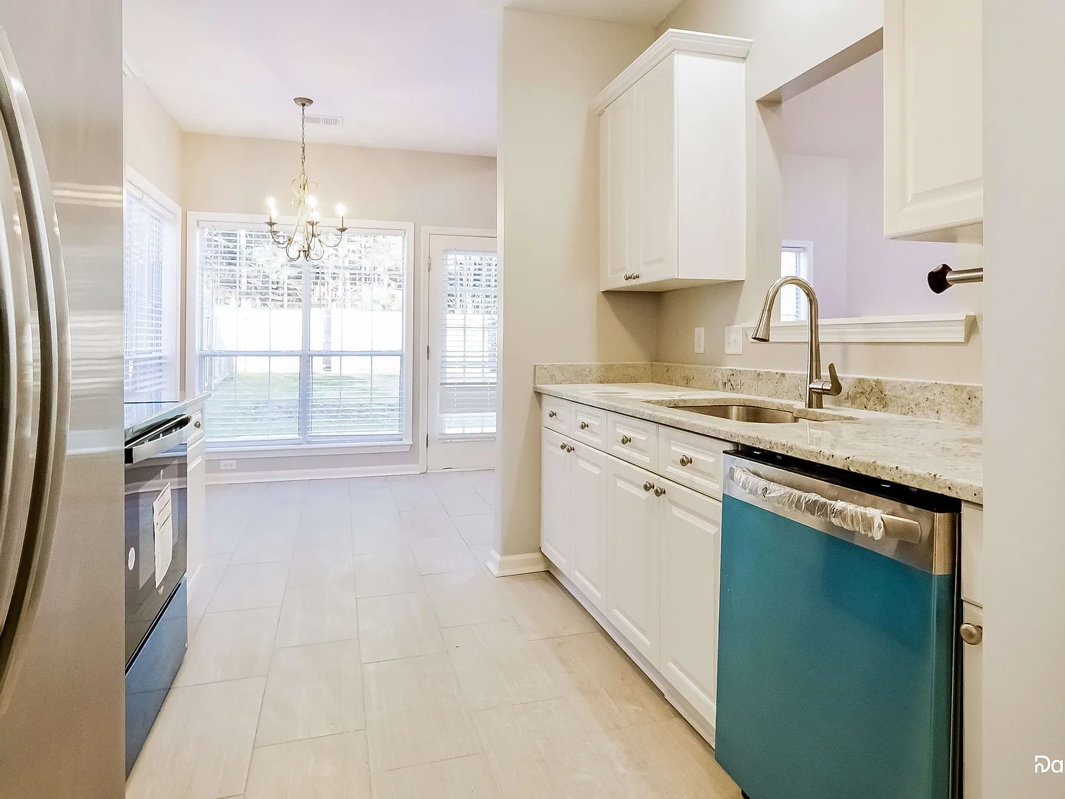 3 bed, 2.0 bath, 1307 sqft, $2,060 — Photo 3