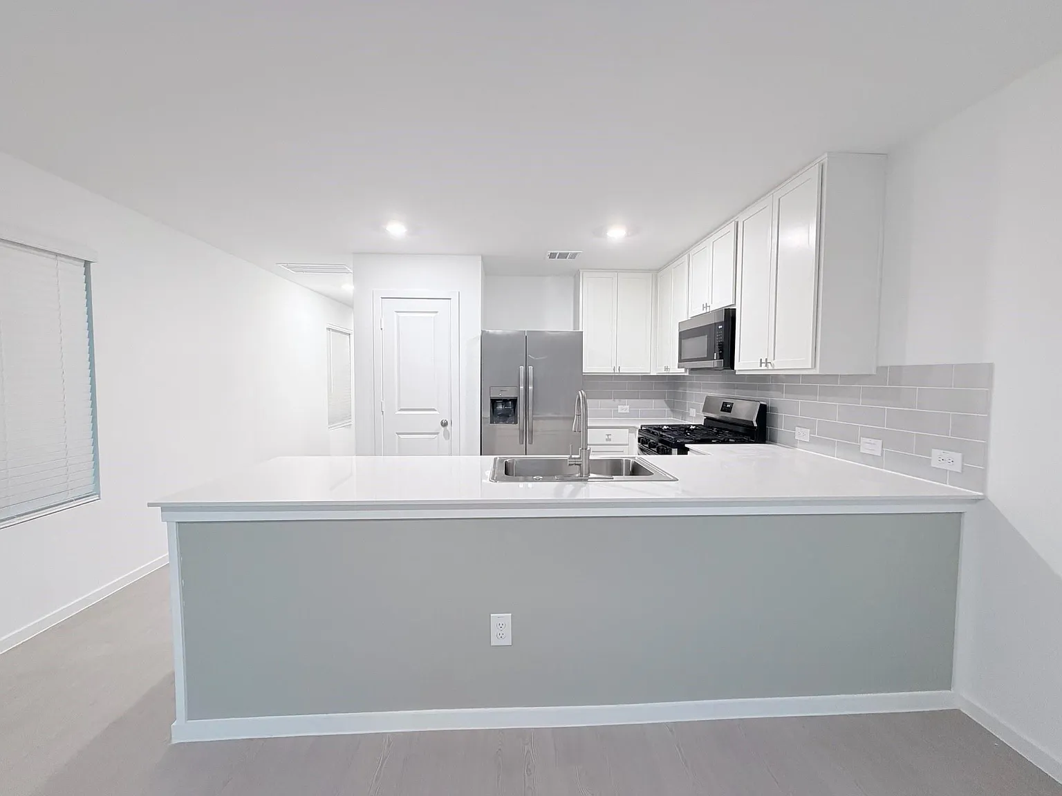 3 bed, 2.5 bath, 1294 sqft, $1,500 — Photo 2