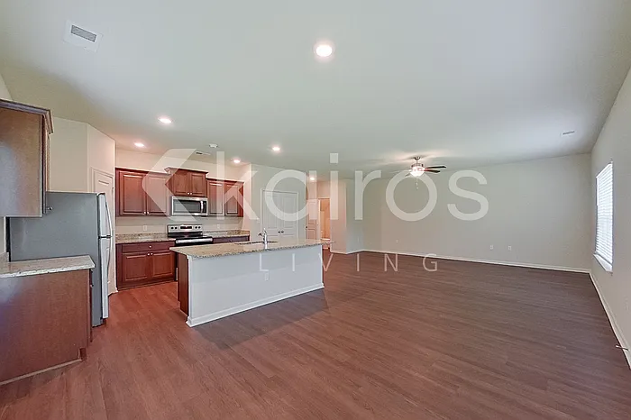 1103 Freedom Pkwy — Photo 6