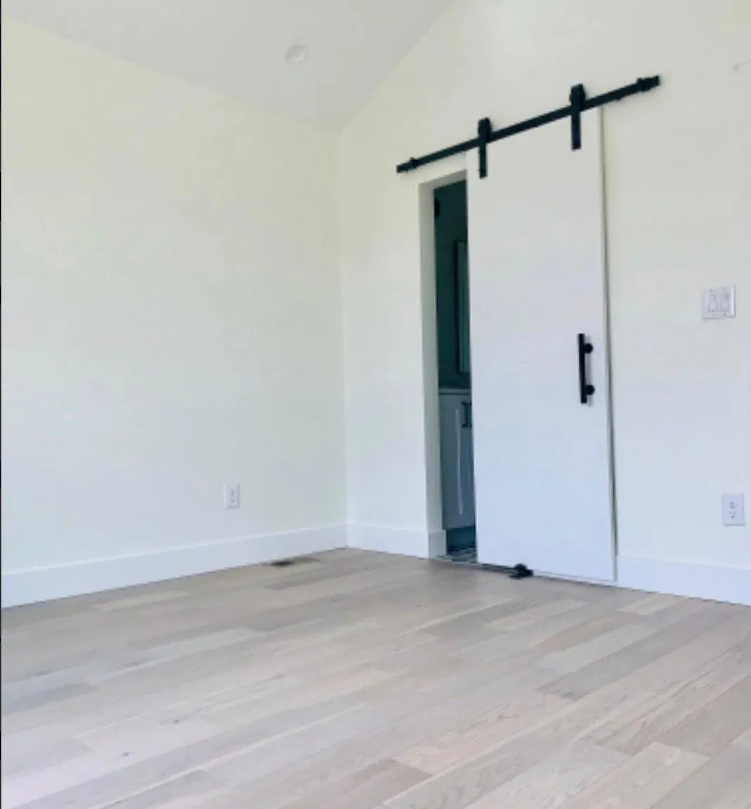 1917 W Elk Pl — Photo 4