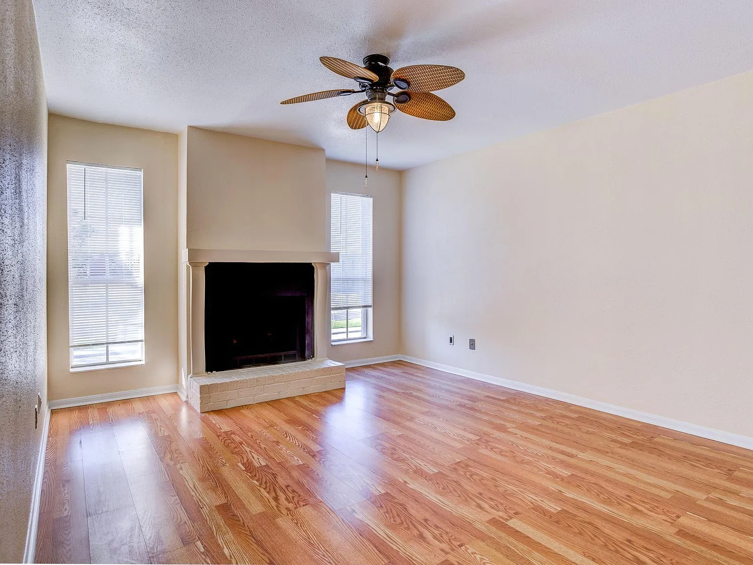 1 bed, 1.0 bath, 698 sqft, $975 — Photo 2