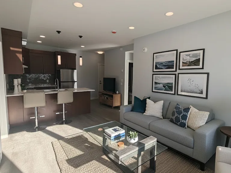 348 Vantage Dr — Photo 2