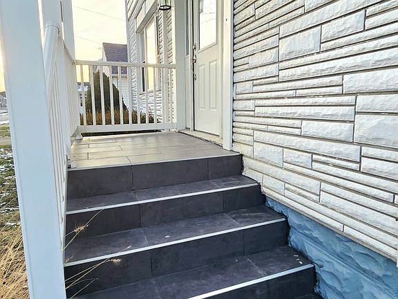 2nd image of 725 Dickson St