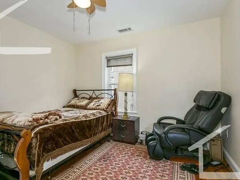 16 Eliot Cres — Photo 4