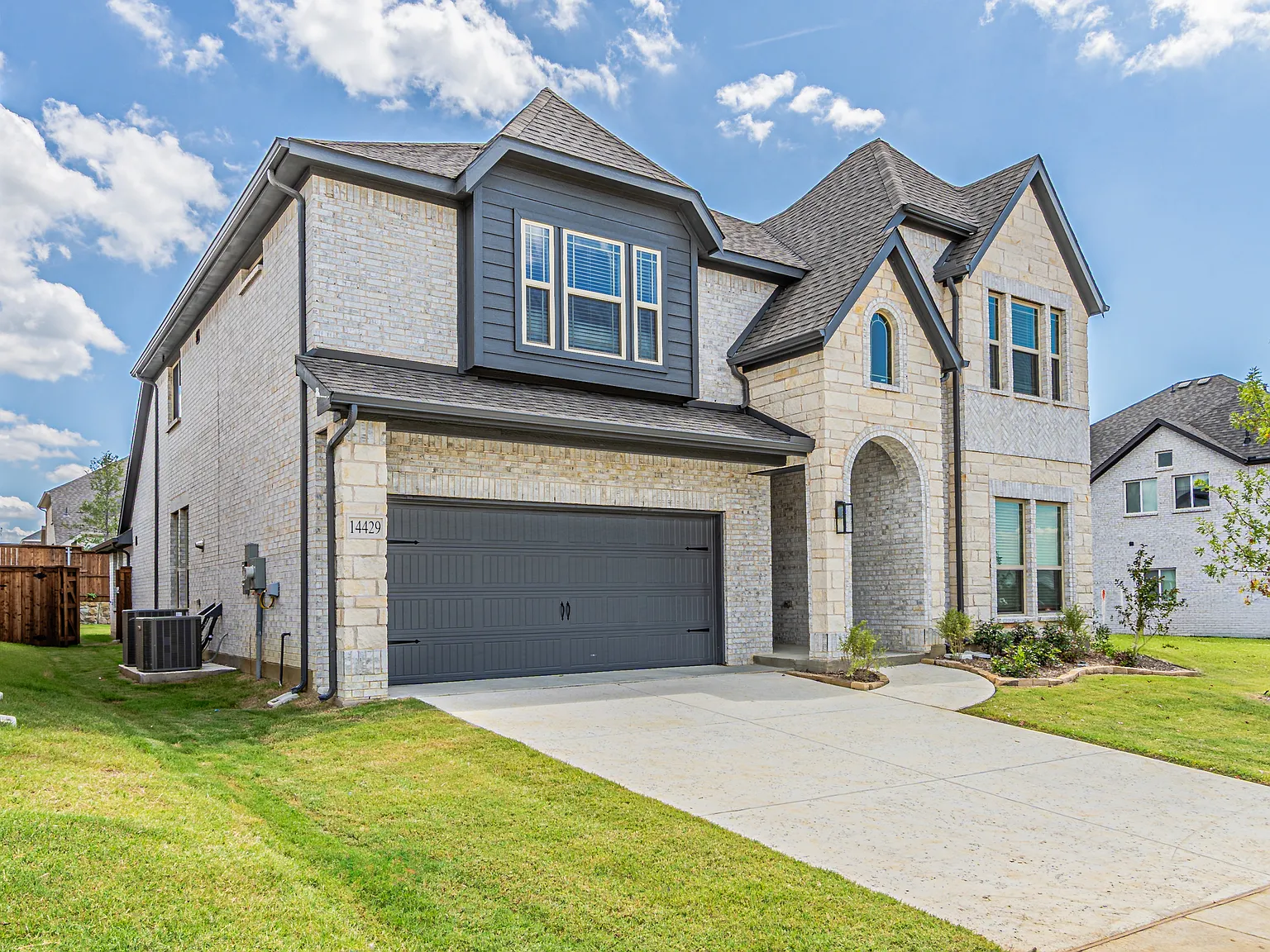 5 bed, 3558 sqft, $3,400 — Photo 3