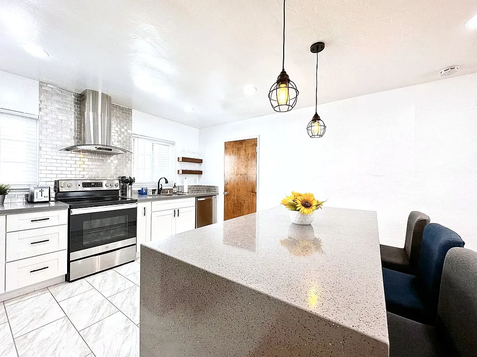 2125 Santa Clara Ave