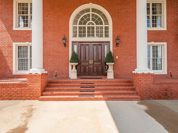 3rd image of 21 Winged Foot Dr