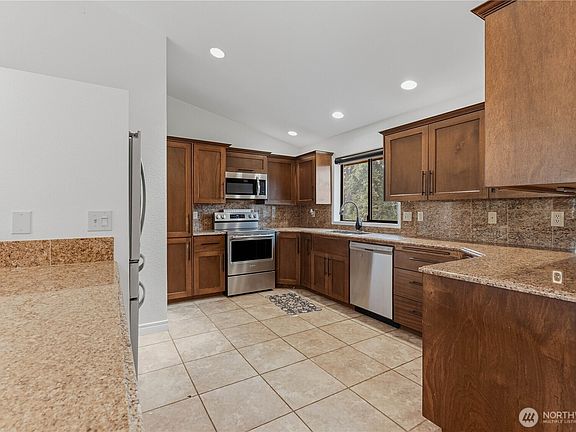 5th image of 1690 Eastmont Avenue