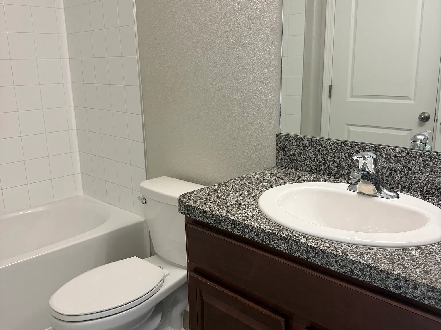 3 bed, 2.5 bath, 1824 sqft, $2,300 — Photo 4