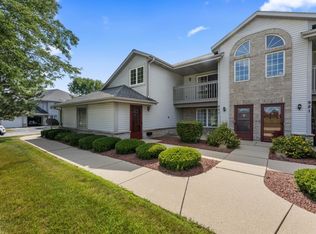 921 Quinlan Dr UNIT E, Pewaukee, WI 53072