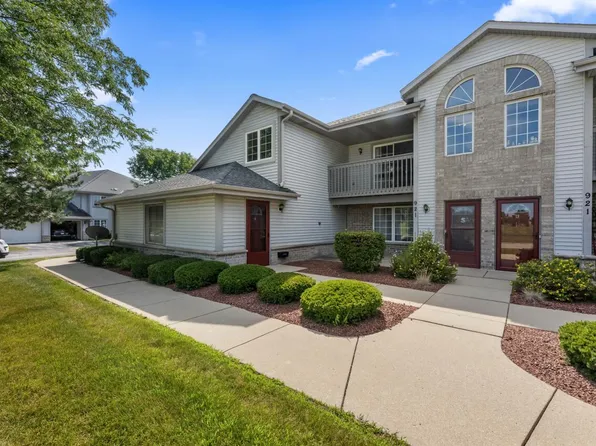 921 Quinlan DRIVE #E, Pewaukee, WI 53072