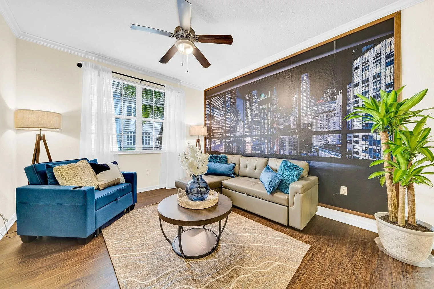 2 bed, 2.0 bath, 1345 sqft, $3,910 — Photo 2