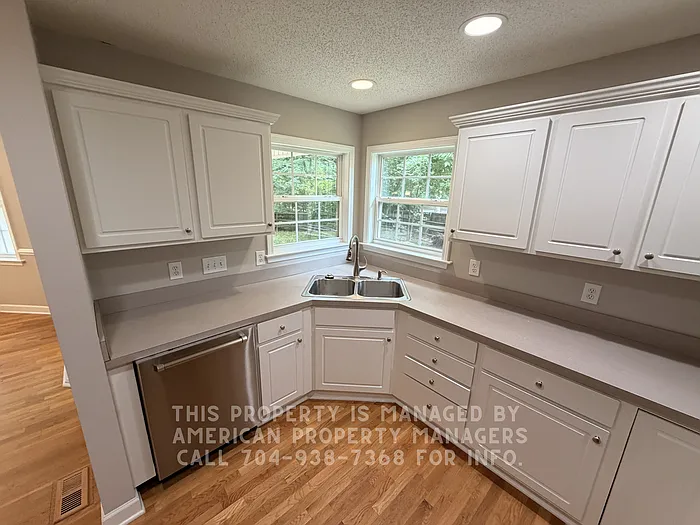 103 Whitney Ct — Photo 3