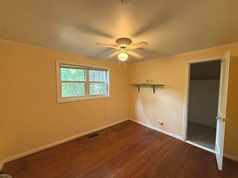 910 Orient St — Photo 7