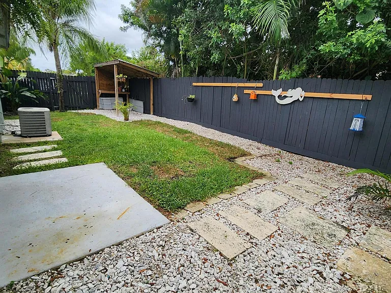 2167 Laura Ln #A — Photo 32