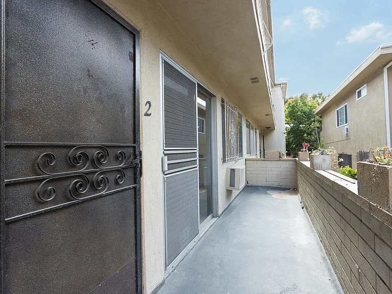 725 Hayworth Apartments — Photo 21