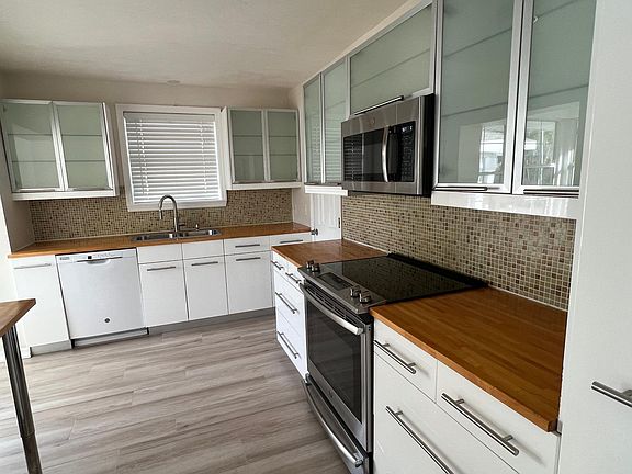 3rd image of 4707 Winchester Dr