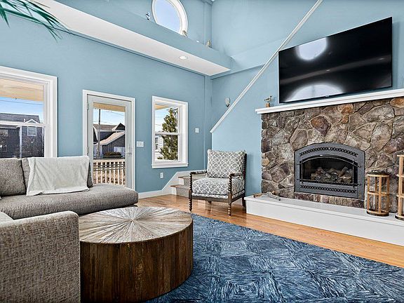 3rd image of 33 Fordham Way #0