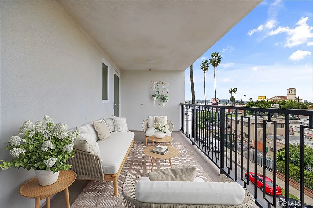 3 bed, 959 sqft, $5,466 — Photo 2