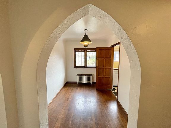 3rd image of 1005 E Roy St #2
